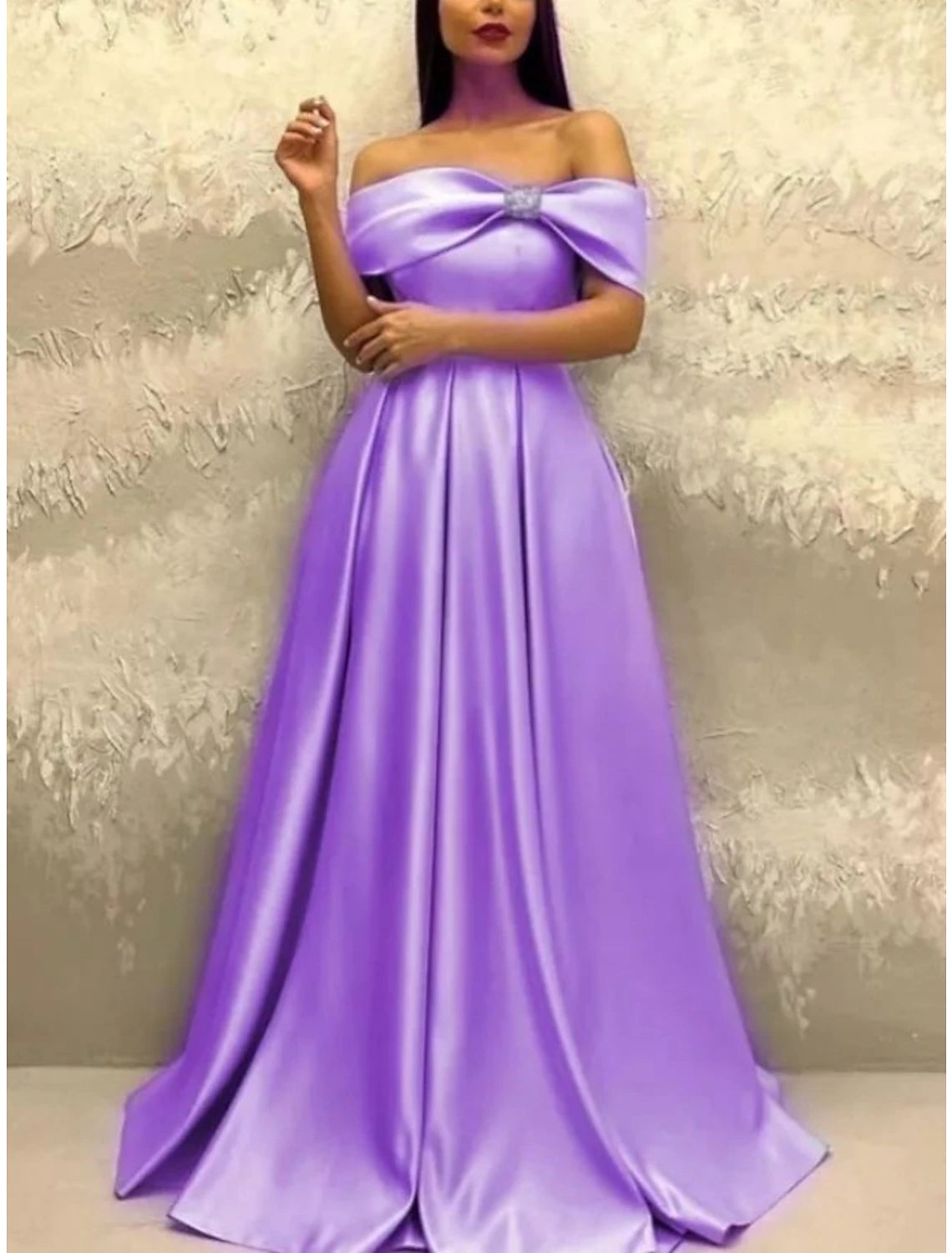 Abito da sera a trapezio, elegante, formale, con strascico a spazzola, rosso e verde, a maniche corte, in raso con fiocco/i e pieghe 2025